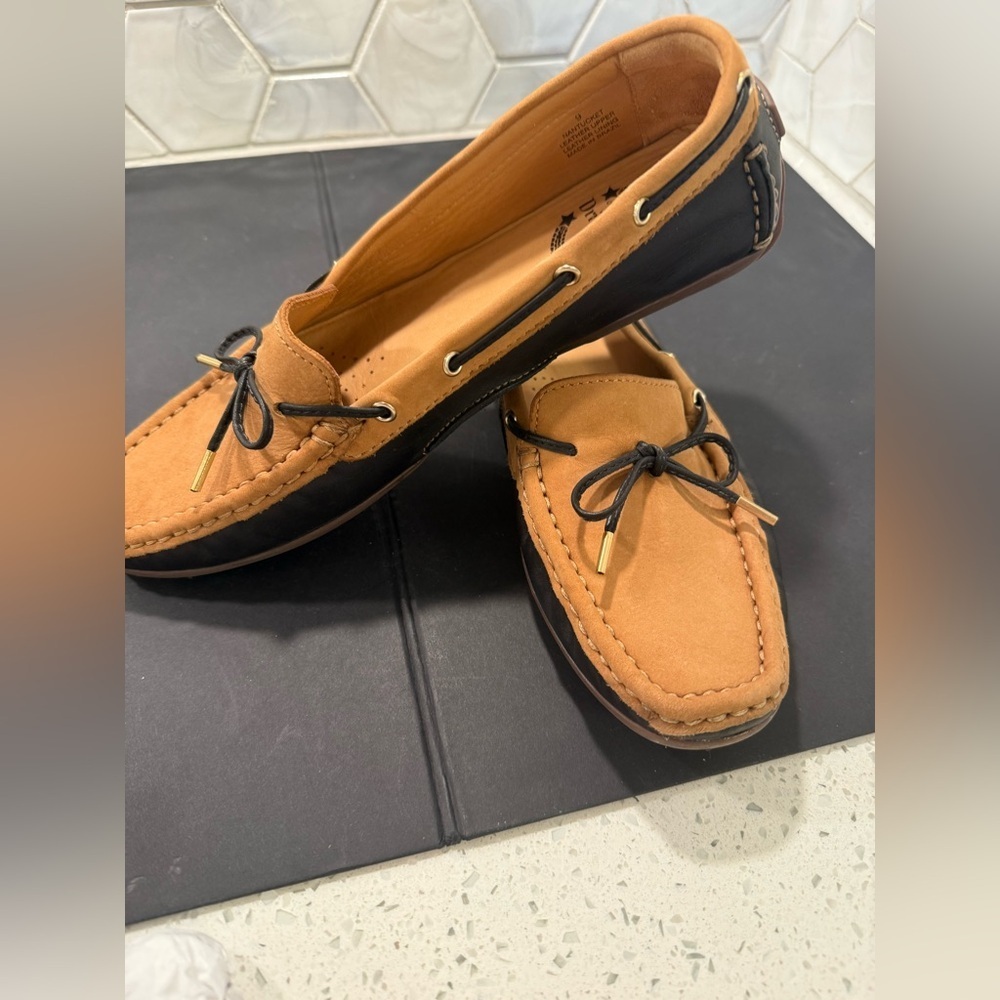 Driver Club USA Woman’s Premium Leather Loafers Nantucket Sz 9 Tan & Black Bow - Picture 6 of 12